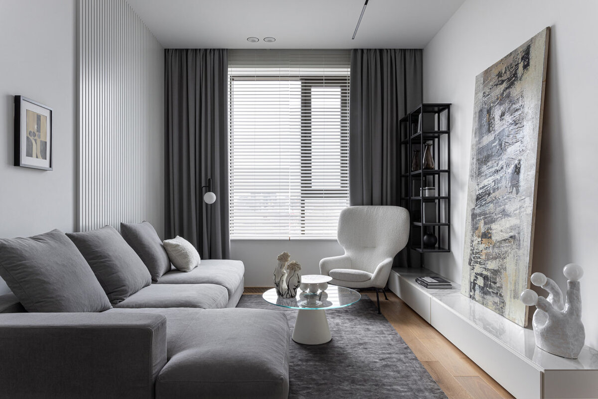  Гостиная. Приставной столик, диван, журнальный столик, кресло, подвесные стеллажи, напольный модуль, торшер, ковер, все BoConcept. Жалюзи, Amigo; внутрипольные конвекторы, “Теплотрейд”; стеновые панели, Stenpaneli; потолочное освещение, Centrsvet.