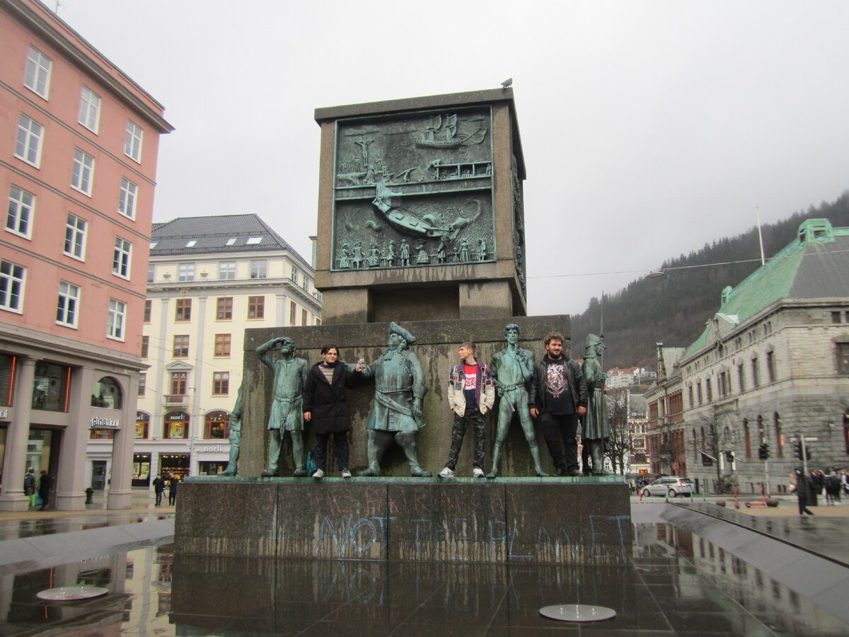 Норвежская молодежь иногда выражает свое мнение и подобным способом. Берген. Фото автора.