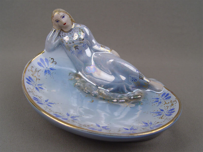 Фото из архива автора. Пепельница Златовласка  фарфор, подглазурная роспись, золото, 1970г.