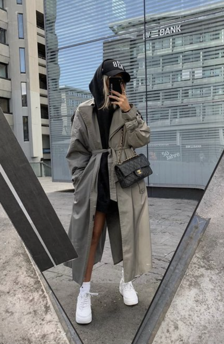 Тренч с кедами