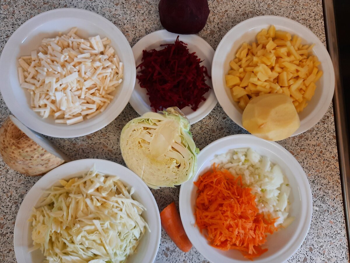 Одну свеклу трем для зажарки, а одну оставляем для варки в овощном бульоне