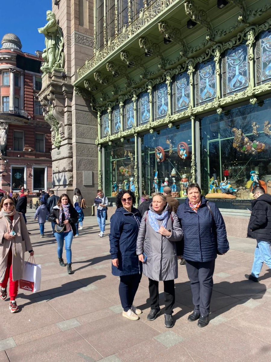 Здание бывшего советского Гастронома №1 украшено помпезно.  В витрине движущиеся фигурки...