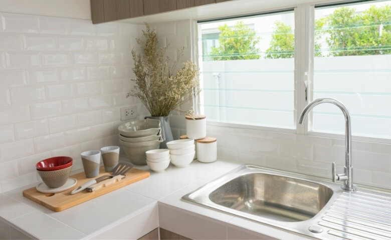 Раковина вместо подоконника (источник: https://www.canva.com/)