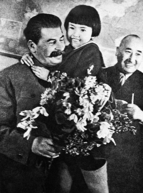 И сбоку синим карандашом написано очень чётко: «УСТРАНИТЬ». История девочки, обнимающей Сталина