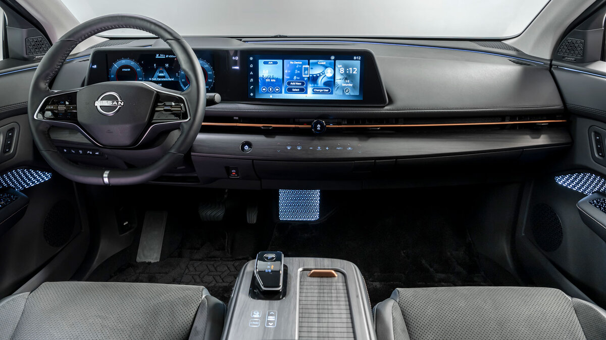 Двухспицевый мультируль уже ставится слева, как и селектор режимов на консоли. Цифровая приборка и центральный экран имеют одинаковую диагональ в 12,3 дюйма. Проекционный дисплей — опция. Климат-контроль интегрирован в переднюю панель. Сиденья относятся к серии Zero Gravity.