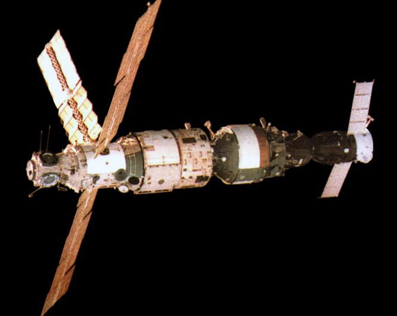 Космическая советская станция «Мир»