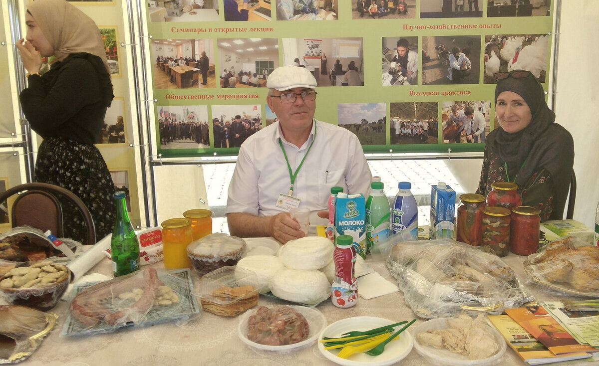 Гостеприимный чеченский стол на ярмарке в Грозном в июне 2021 г. Фото автора блога