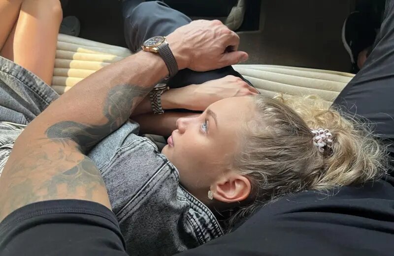 Курбан Омаров с девушкой. Источник фото:  https://24smi.org/article/314431-trogatelnaia-romantika-novaia-istoriia-liubvi-kurb.html?ysclid=lc09jinato104662654