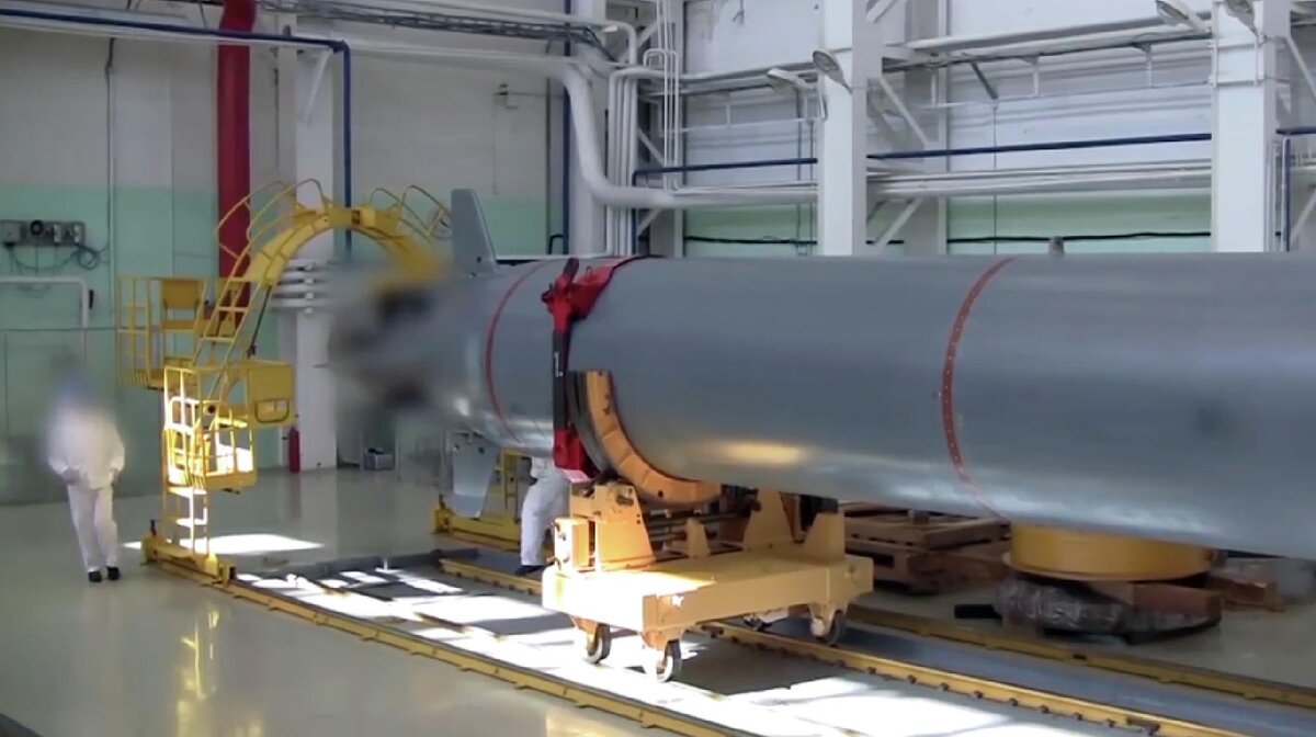 «Подозрение, переданное союзным командованиям, заключается в том, что «Посейдон» собирается провести испытания в районе Карского моря под кодовым названием «Статус-6»: торпеду длиной 24 метра с атомной боеголовкой, вероятно, в две мегатонны», — сообщают итальянские СМИ.Отдельно в La Repubblica отметили, что передвижение подводной лодки не видно с американских спутников. А они, как указано в заметке, «были созданы именно для того, чтобы засекать вылет российских ракет». «Спутники не видят, что происходит в морских глубинах: суперторпеда была спроектирована так, чтобы излучать очень мало тепла и бесшумно двигаться со скоростью более 100 километров в час», — сообщили в La Repubblica. Новость подхватили и другие европейские издания. Что собой представляет торпеда «Посейдон» и действительно ли она так страшна По словам военного эксперта Дмитрия Корнева, сегодня торпеда «Посейдон» — одно из самых мощных ядерных оружий в мире и не имеет аналогов. Она может отсоединиться от подводной лодки за несколько километров до цели и управляться дистанционно.  «Торпеда может уничтожить Вашингтон или Нью-Йорк. В двух километрах от берега, например, взрывается такая боеголовка. Соответственно, на километрах 10 побережья будет просто тотальное уничтожение — ни одно здание не уцелеет. Километров на 50 дальше будет среднее уничтожение — здания будут повреждены, но не полностью разрушены. Ну и километров на 200 будет радиационное поражение — в зависимости от розы ветров. Несколько миллионов жертв в большом городе одним взрывом», — рассказывает Дмитрий Корнев. По данным исследователя военной техники, разработка «Посейдона» началась еще в конце 80-х, но только сейчас создание боеголовки приблизилось к завершающему этапу. «Вообще, это давняя мечта советских руководителей еще с 50-х годов — создание термоядерной торпеды. Ее в свое время придумал академик Сахаров. Мечты мечтами, а развитие технологий позволило к концу ХХ века создать малогабаритную энергетическую атомную установку — атомный реактор небольших размеров. И достаточной мощности, чтобы разместить на такой гигантской торпеде», — описывает Корнев. По информации эксперта, диаметр «Посейдона» достигает двух метров, а длина — 21 метра. Впервые о торпеде общественности стало известно в 2014 году, продолжает Корнев.