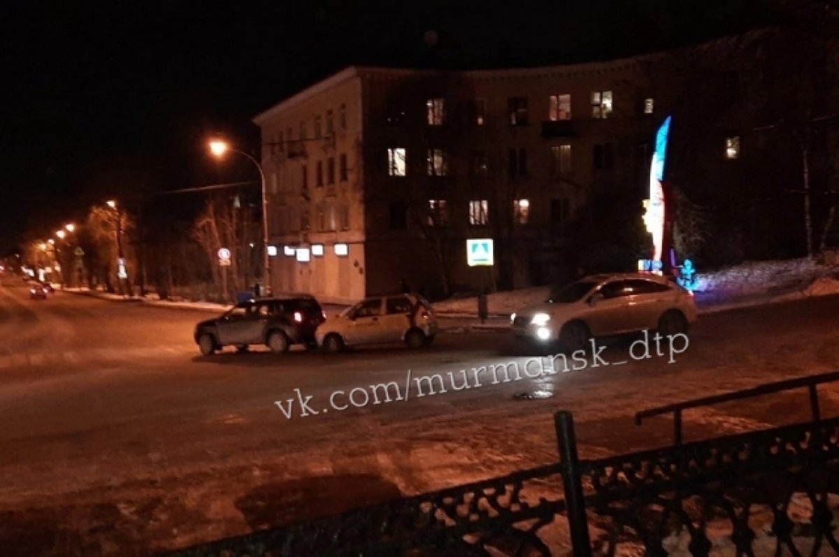    Два автомобиля в центре Мурманска не поделили дорогу