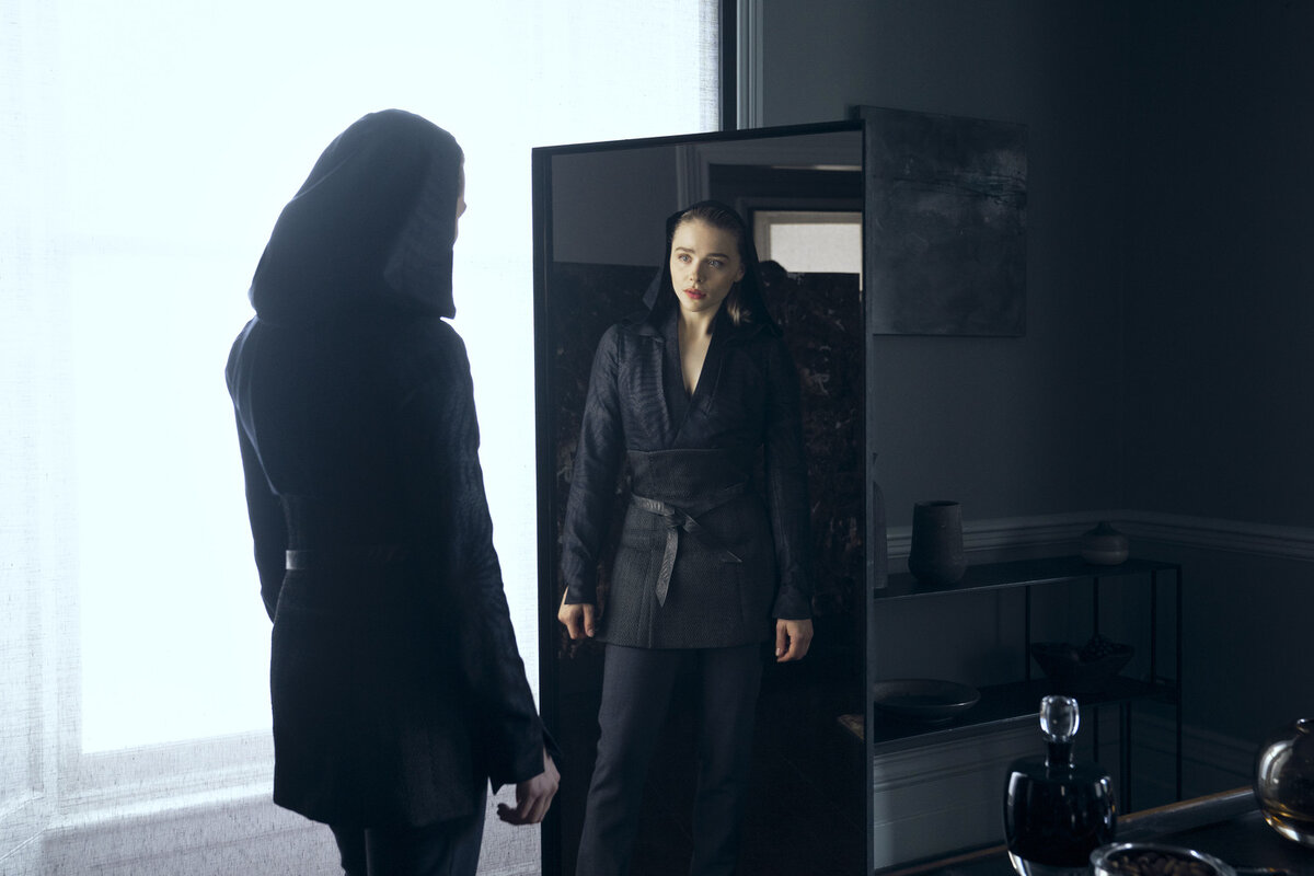 По словам Уильяма Гибсона, Хлоя Морец идеально воплотила на экране образ Флинн, и с фантастом сложно поспорить