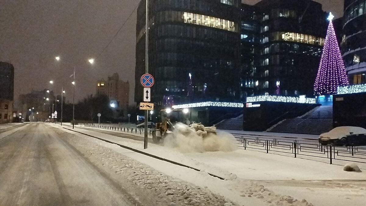 Питер снег фото За воскресенье с улиц Петербурга убрали столько же снега, сколько за все предыду