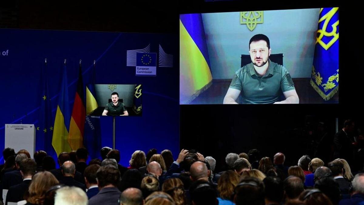    Владимир Зеленский выступает на форуме в Берлине по видеосвязи:John Macdougall / AFP / Getty Images