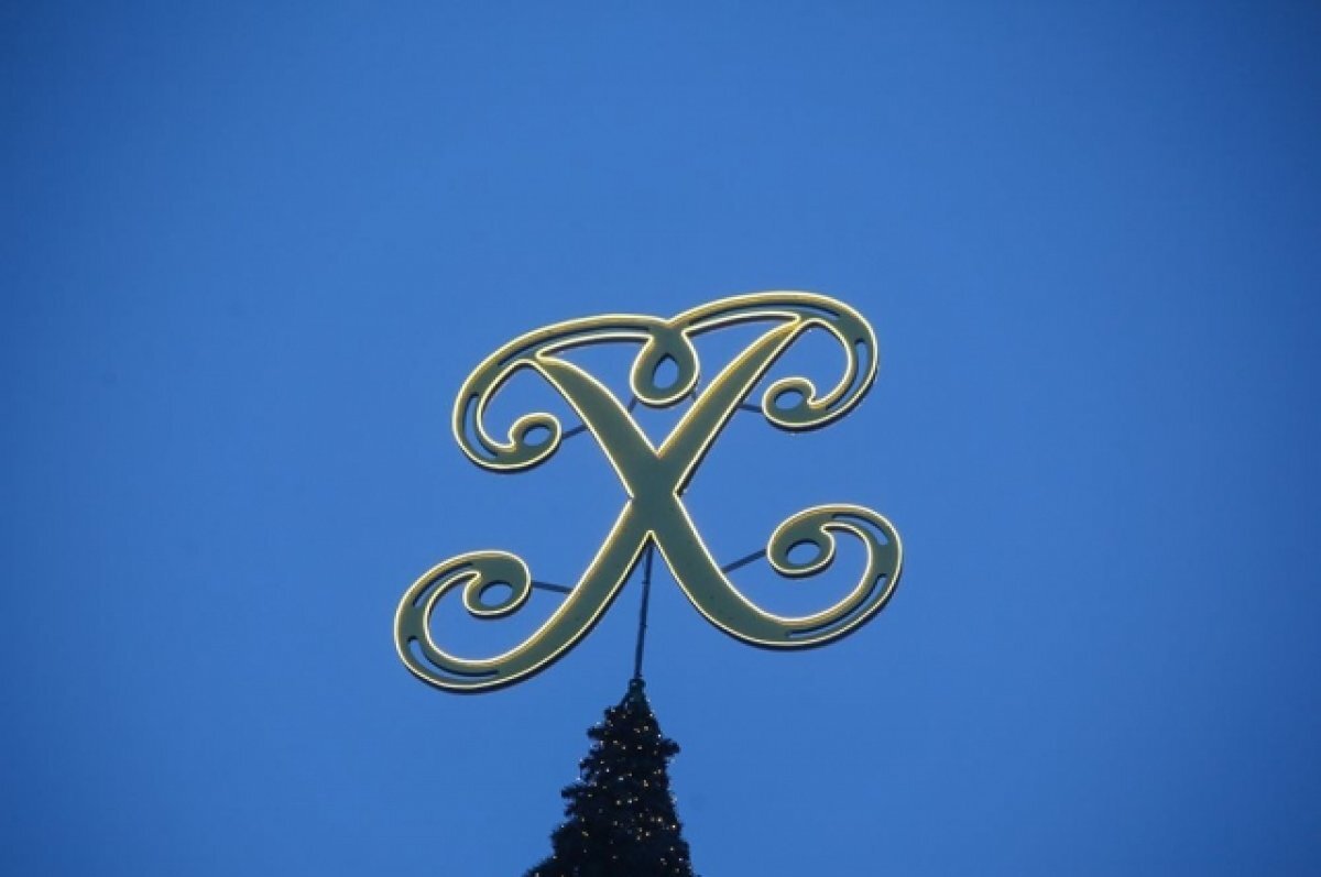    В Воронеже на главной елке появился вензель императора Петра I