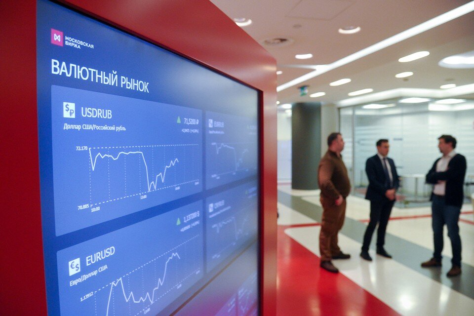     Валютный рынок сейчас наполовину естественный, а наполовину искусственный. Как и прежде, курс зависит от баланса спроса и предложения на валютной секции  Агентство городских новостей МОСКВА