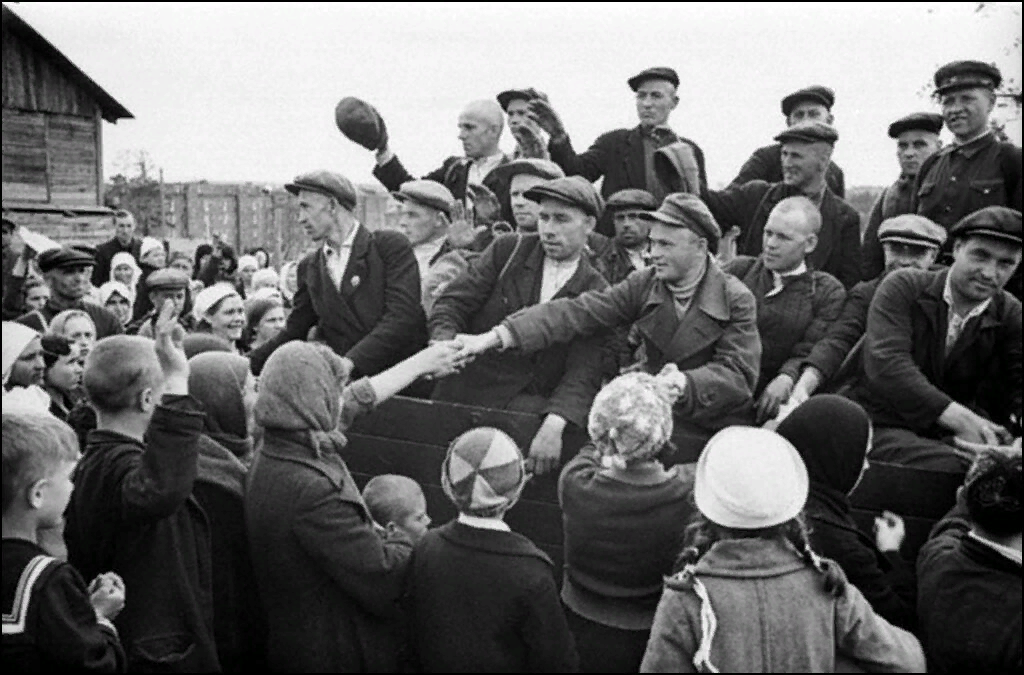 Призвали в ряды. Мобилизация в начале Великой Отечественной войны 1941. Всеобщая мобилизация 1941 года. Проводы солдат на фронт 1941 год. Великая Отечественная война 22 июня 1941 фронт.