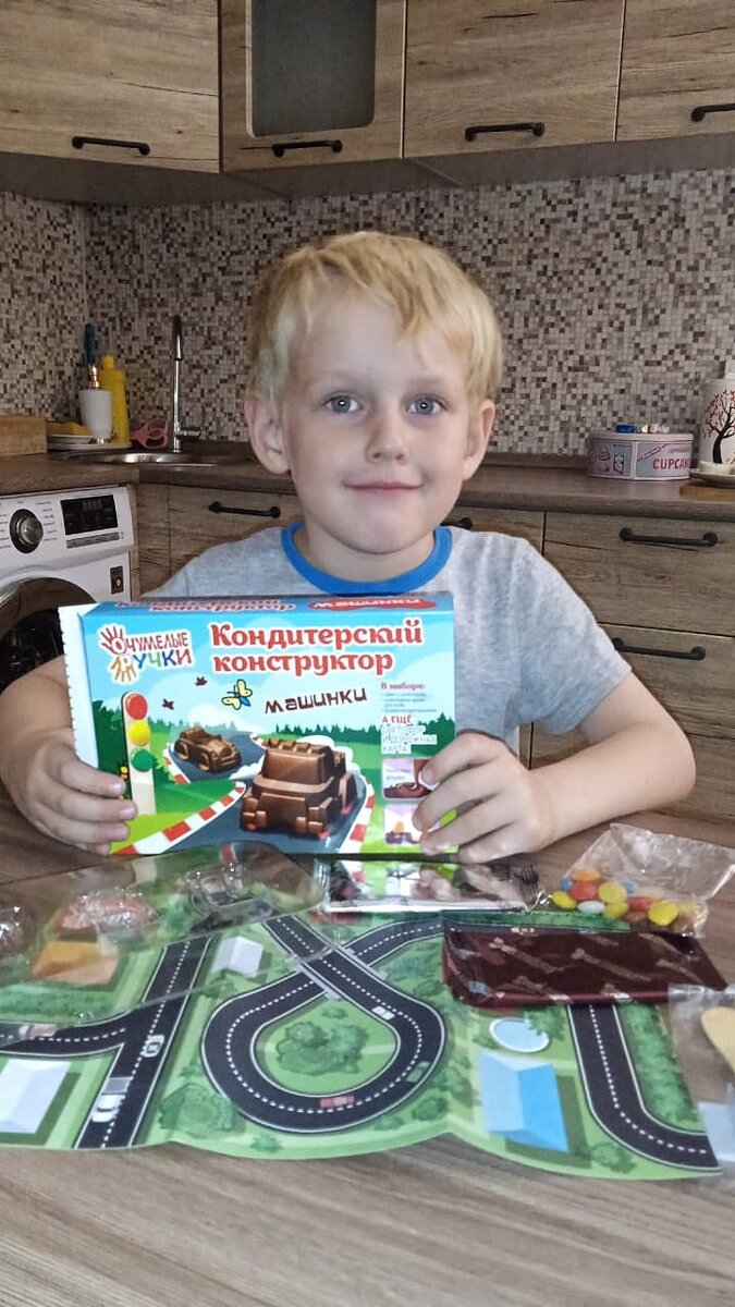 Шоколадные машинки - комбо для мальчика сладкоежки.
