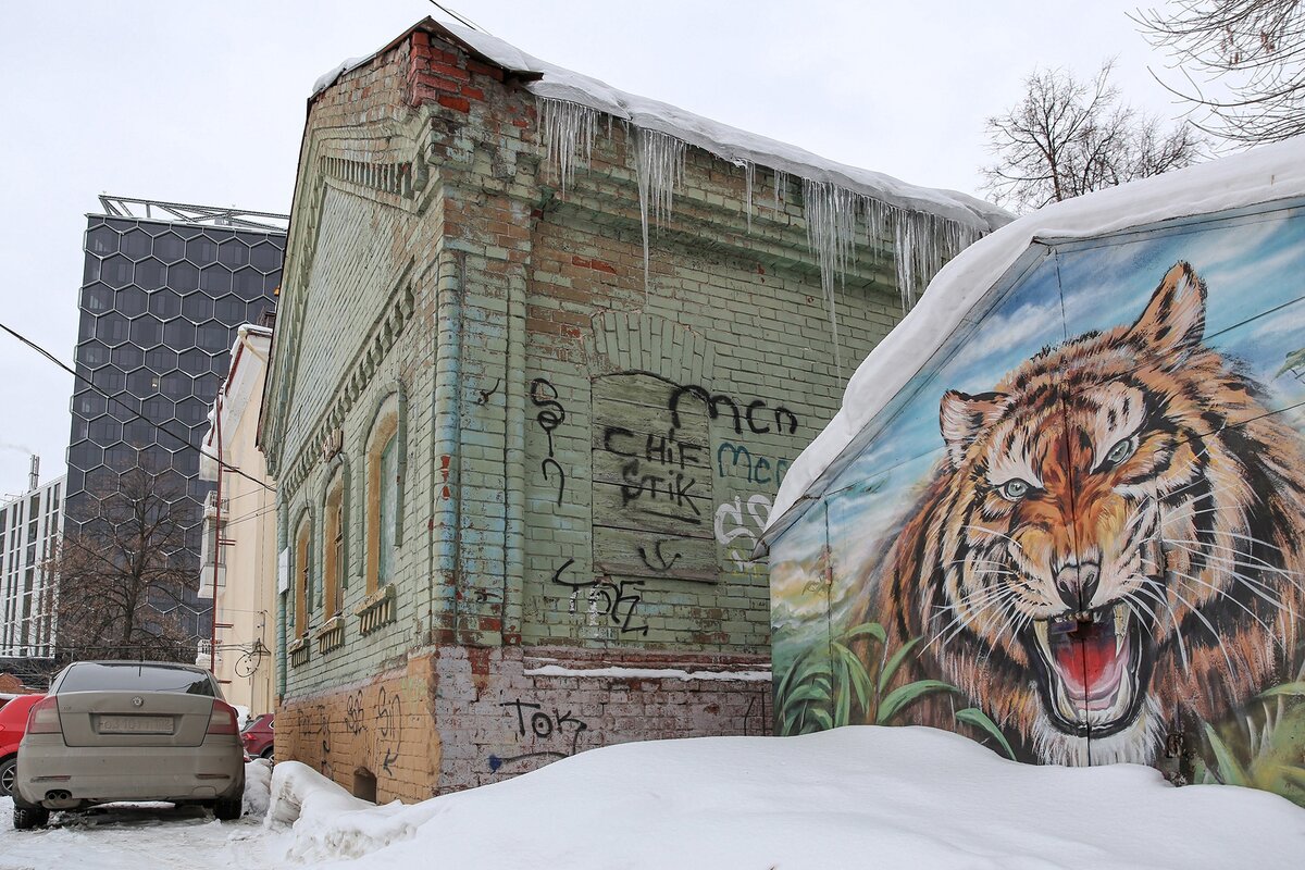 Три поколения уфимской архитектуры и беспощадный стрит-арт. Фото: Тимур Шарипкулов