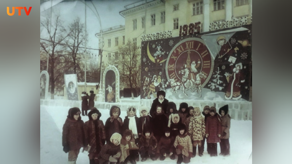 Детсадовцы на прогулке по Советской площади. Новый 1985 год