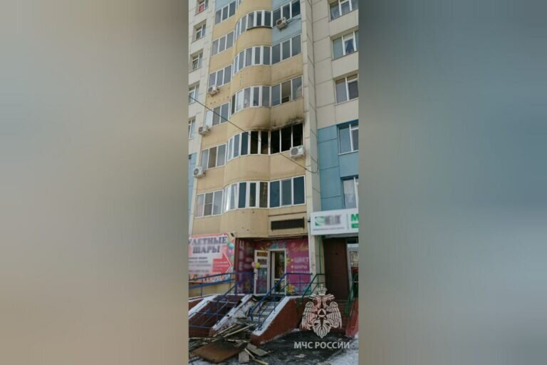    В Оренбурге из горящей квартиры на улице Салмышской пожарные спасли молодого парня Андрей Севостьянов