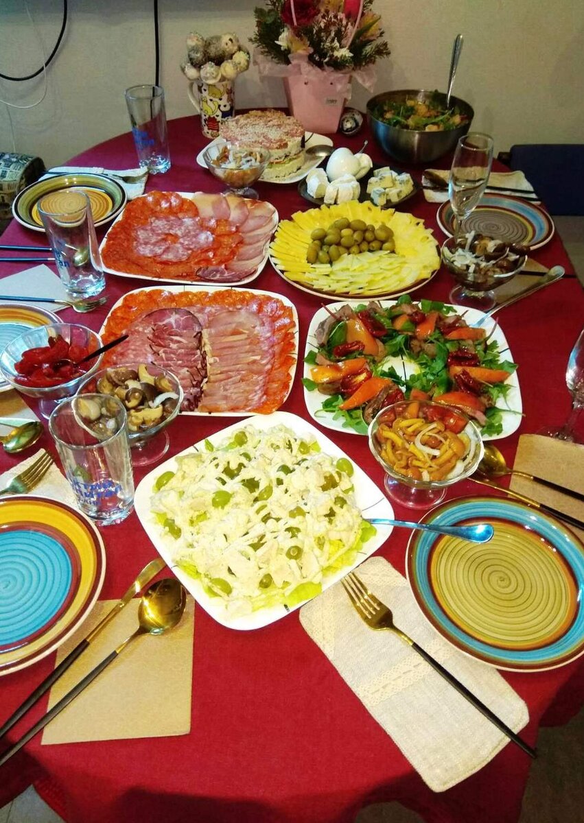 так, занимаем места за столом)