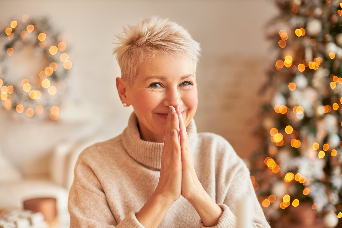 <a href="https://ru.freepik.com/free-photo/close-up-image-of-fashionable-blonde-middle-aged-lady-with-pixie-hairdo-posing-in-cozy-room-decorated-with-garland-making-new-year-s-resolution-or-making-wish-holding-hands-pressed-together_11892527.htm#from_view=detail_alsolike">Изображение от karlyukav</a> на Freepik