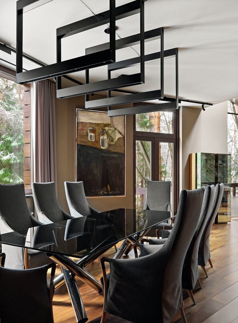 «В проекте мы реализовали новейшие тенденции в освещении и энергосбережении, — отмечает Ольга Фрейман. — Начало всем преобразованиям положила группа светильников Fokus от Kreon — эта брутальная система освещения в обеденной зоне стала отправной точкой в изменении образа всего дома». Обеденный стол, Minotti. Стулья, Giorgetti. Витрины, Team 7.