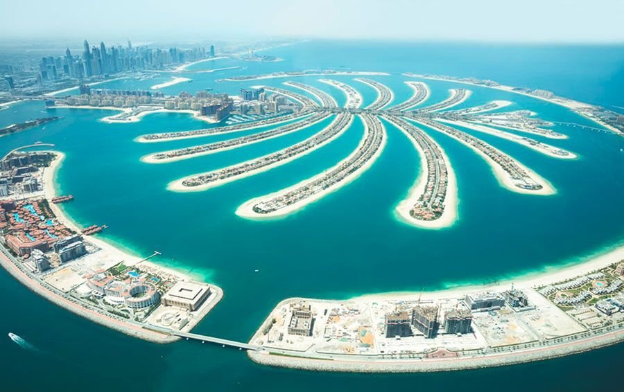 Жить в Palm Jumeirah – это как перенестись в место из своих снов. Здесь все продумано до мелочей – для максимального комфорта.  
Дубай – это место, в которое едут, чтобы почувствовать свободу, насладиться сервисом и вдохновиться располагающей к развитию обстановкой. Здесь каждый находит что-то свое. Одни – покой и умиротворение возле ласкающего взгляд берега моря. Другие – полезные контакты и возможности для бизнеса. Третьи – уровень комфорта, который в этом городе вышел на новую ступень.

В Дубае много замечательных мест для жизни. Но на особом счету у туристов и местных жителей находится Palm Jumeirah. Это удивительный по своей красоте район, который заслуживает того, чтобы считаться одним из самых лучших не только в Объединенных Арабских Эмиратах, но и во всем мире.   Palm Jumeirah – это сказочно красивое место