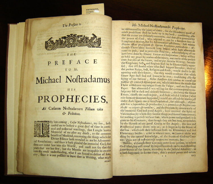 Копия английского перевода Гарансьера 1672 года «Пророчеств» Нострадамуса.