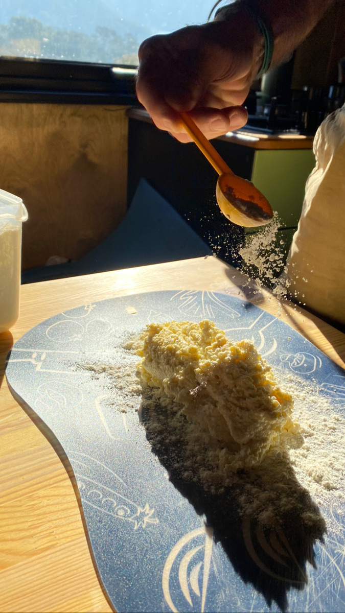 Доску посыпать мукой, чтобы тесто не прилипало