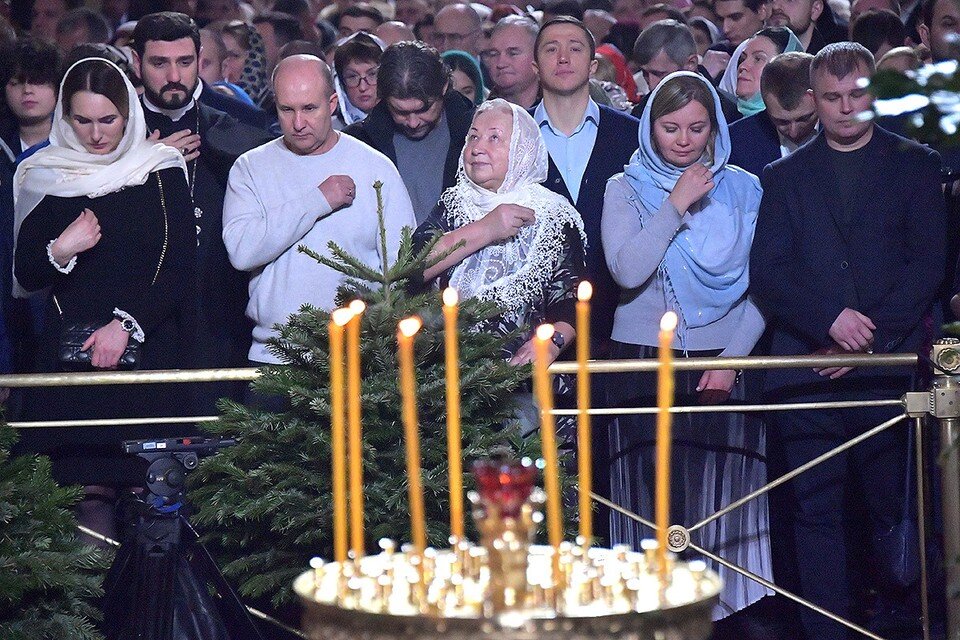     Посетители рождественского богослужения в Храме Христа Спасителя. Владимир ВЕЛЕНГУРИН