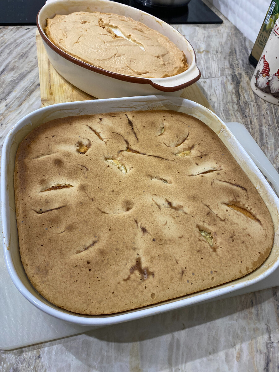 Вот такие красотки получились. Одна по традиционному рецепту, вторая с белковой массой сверху. 