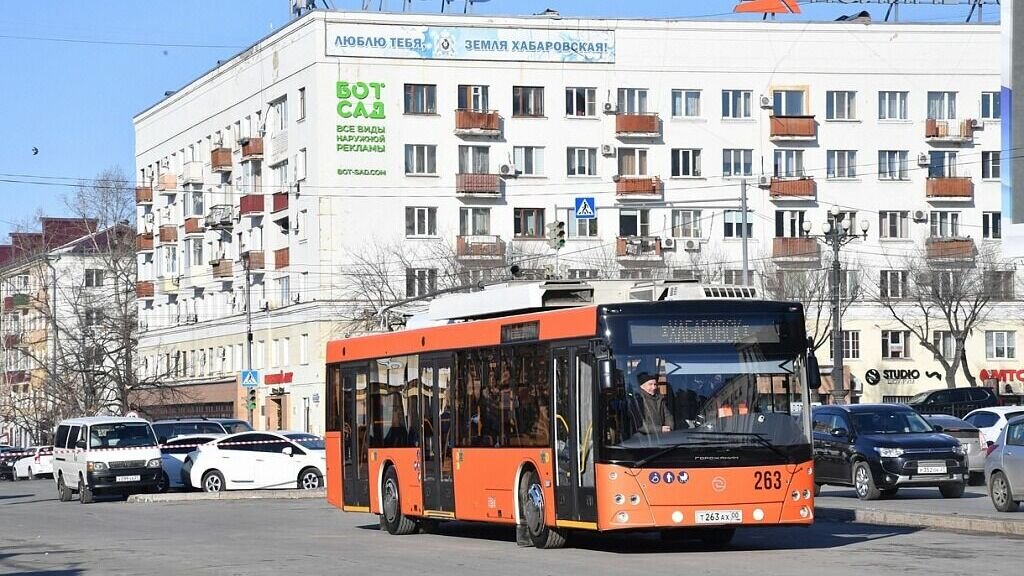     Перед первым рейсом, новый транспорт осмотрели мэр города и губернатору региона. Вереница троллейбусов расположилась на парковке у площади Ленина.