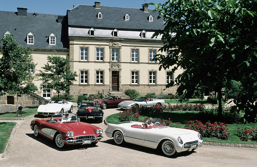 Все предыдущие семь поколения, начиная с 1953 года, Chevrolet Corvette был классической переднемоторной компоновки и только в восьмом получил сууперкаровскую среднемоторную компоновку с двигателем за задними сиденьями (но в пределах колесной базы)