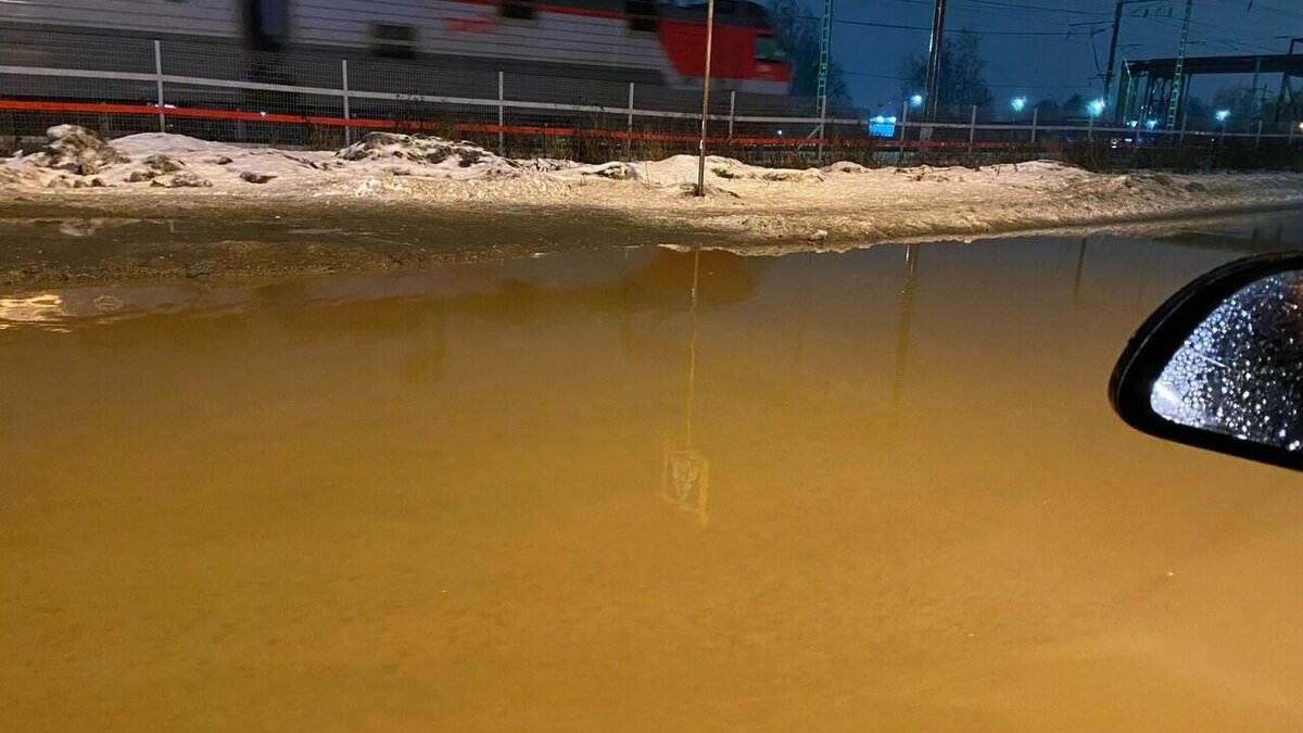     В столице Карелии под воду ушел целый пешеходный переход, о чем сообщили подписчики городского паблика в социальной сети «ВКонтакте».