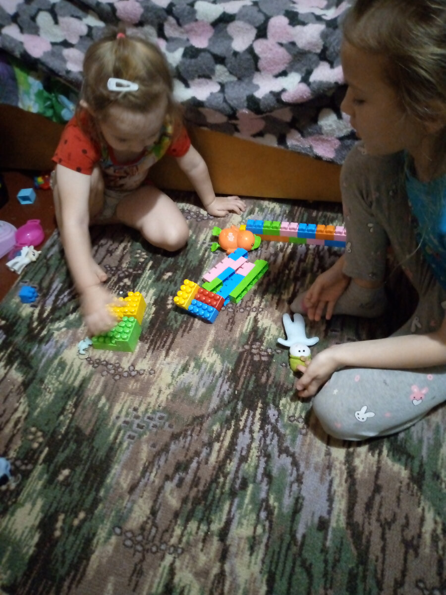 Дети строят свою больницу