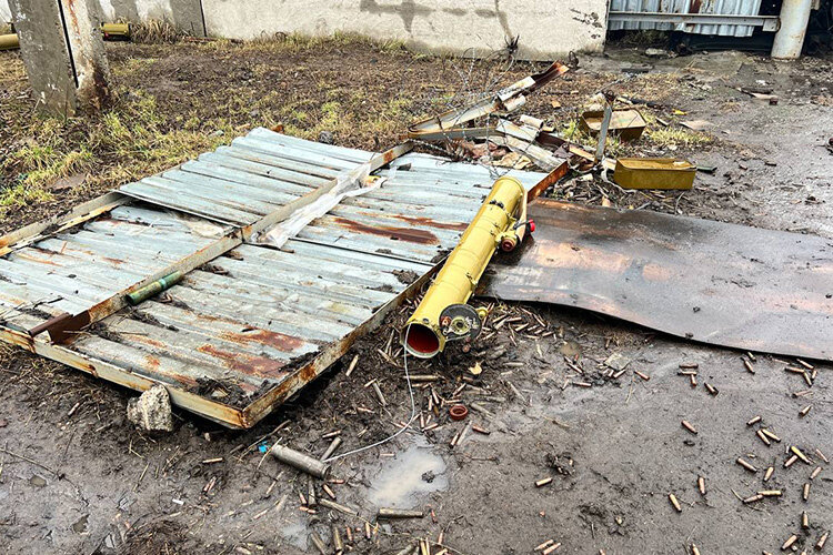    «Позиции надо было важные отбить. Мы уже начали занимать, и над нами коптер повесили. После этого и накрыло. А мы рядом сидели, человек был в 30 сантиметрах от меня, его очень тяжело ранило» Фото: Станислав Шемелов