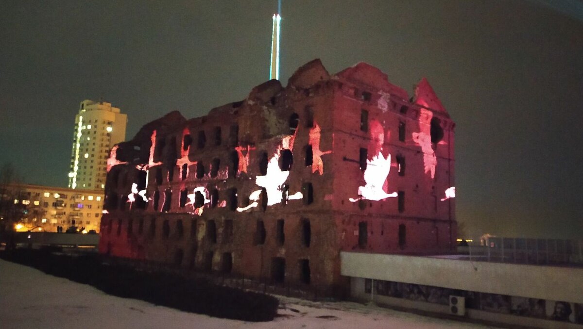     Вечером 2 февраля продолжились показы аудиовизуальных инсталляций в нескольких точках Волгограда. Журналисты редакции «НовостиВолгограда.ру» сняли фрагмент проекта «Мост памяти» на фронтоне музея-панорамы «Сталинградская битва».