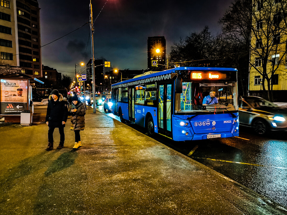 Автобус 192521 ЛиАЗ-5292 на маршруте № п115 на улице Маршала Бирюзова на остановке "52-я городская больница". Фотография сделана 9 февраля 2023 года.