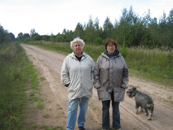 то Алла Синявская. У меня  на даче в ссылке. Рядом Блэкки Первая..