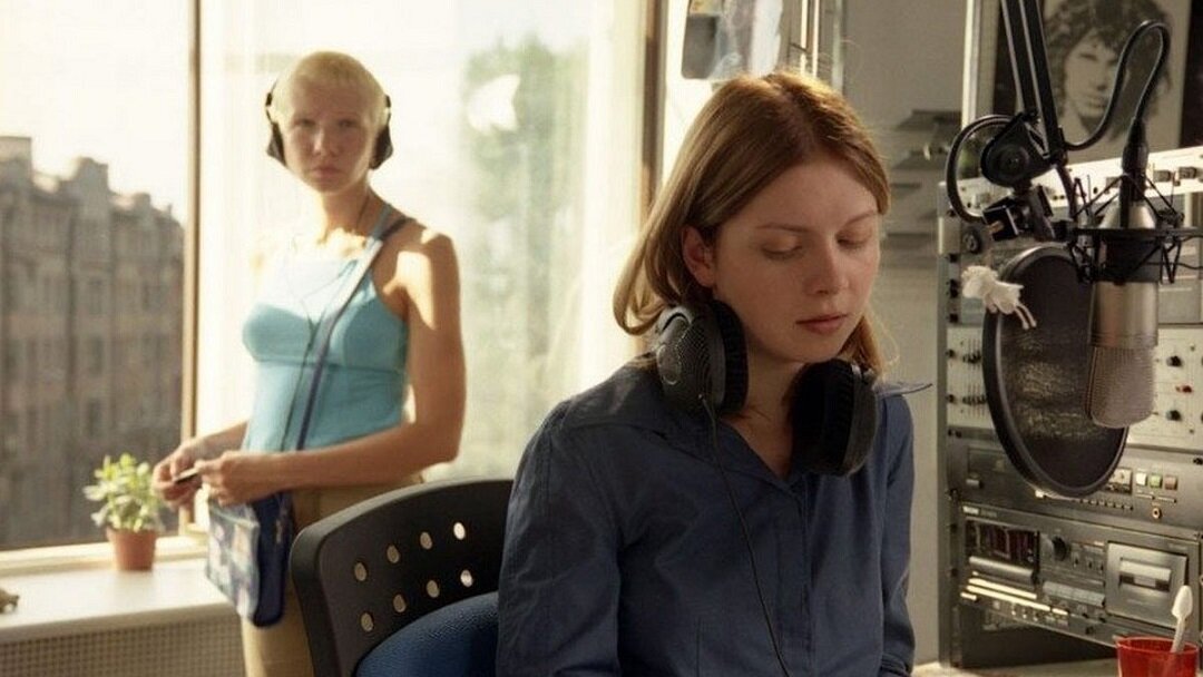 Маша (справа)