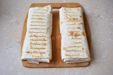 ПОШАГОВОЕ ПРИГОТОВЛЕНИЕ
Время приготовления: 40 мин
ШАГ 1:
Как сделать классическую шаурму с курицей? Для приготовления шаурмы подготовьте все необходимое. Овощи - огурец и помидор хорошо помойте. Капусту можно использовать как обычную белокочанную, так и пекинскую. Мне больше нравится пекинская, так как она мягче сама по себе, да и дети такую шаурму больше любят. Для соуса соедините в небольшой чаше майонез и кетчуп. Хорошо их перемешайте до однородного состояния.
ШАГ 2:
Куриное филе нарежьте на тонкие полосочки и обжарьте на горячей сковороде с добавлением небольшого количества растительного масла. По вкусу добавьте соль и специи. В качестве специи я использую молотый перец, паприку и сушеный базилик. Когда я жарю мясо на шаурму, то посыпаю специями достаточно обильно, так как это и будет основной вкус и аромат готового блюда.
ШАГ 3:
Капусту тонко нашинкуйте. Если используете белокочанную, то немного помните её руками, чтобы она стала немного мягче.
ШАГ 4:
Огурец и помидор нарежьте тонкой соломкой.
ШАГ 5:
Разложите на столе лист лаваша и смажьте его подготовленным соусом из кетчупа и майонеза. По краям листа мазать не надо. Оставьте место, чтобы было удобно сворачивать в рулет. Выложите на лаваш нашинкованную капусту.
РЕКЛАМА•16+neoclassica.ru«Музыка Ludovico Einaudi» - Концерт Оркестра НеоклассикаУзнать большеРЕКЛАМАnonconform.ruОфициальный дистрибьютер Dr. Martens в РоссииУзнать большеРЕКЛАМАikra-osetra.ruЧёрная икра ГОСТ из Астрахани напрямую от производителяКупить
ШАГ 6:
Выложите обжаренное мясо, огурцы и помидоры.
ШАГ 7:
Подверните лаваш по бокам, а затем сверните в рулет. Немного прижмите, чтобы шаурма стала плотнее.
ШАГ 8:
Готовую шаурму обжарьте на сухой сковороде или на гриле с двух сторон. Зачем обжаривать шаурму? При обжаривании лист лаваша немного подсыхает и снаружи образуется очень аппетитная хрустящая корочка, а внутри вас будет ждать сочная начинка.
ШАГ 9:
Сытное и вкусное блюдо готово! Угощайтесь пока она еще теплая. Приятного аппетита!