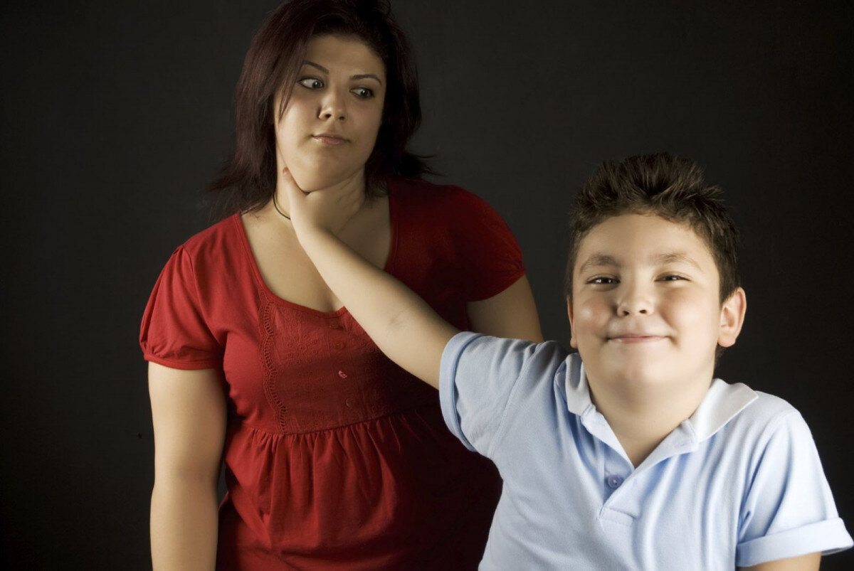 у избалованного ребенка формируется сознание вседозволенности и ощущение что он главный 