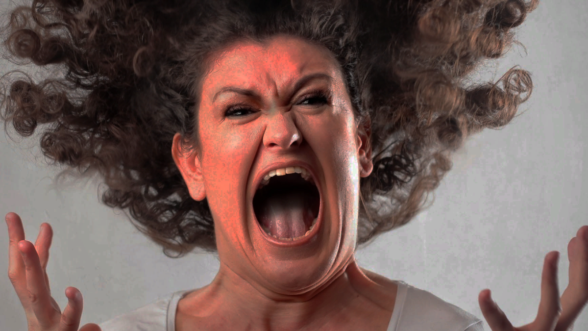 Злостный человек. Бешеная женщина. Кричащая женщина. Гнев злость. Ярость эмоция.