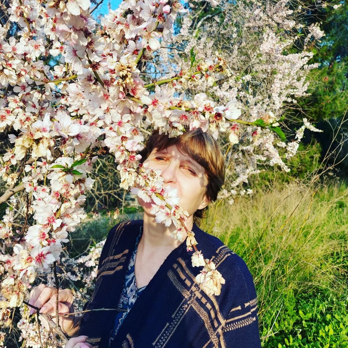 Запах меда и рядом растущей хвои.