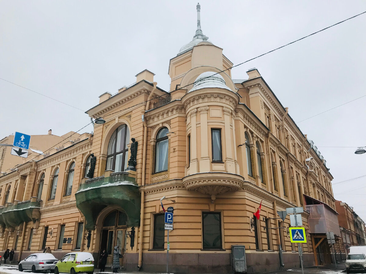 Снаружи особняк отделан декоративным кирпичом и гранитом