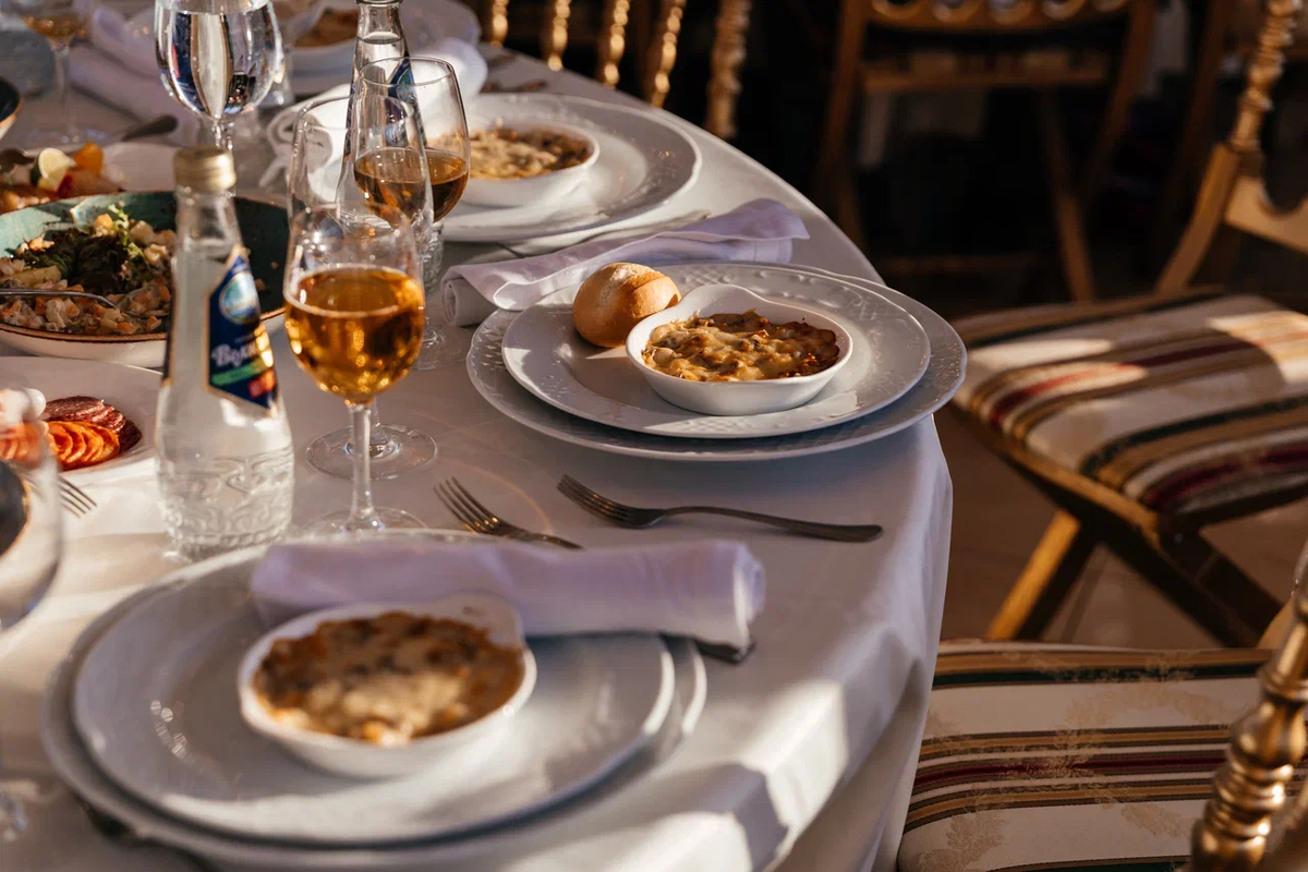 Дата: 23 и 24 июня 2023 г. 
Время проведения: 18:00 – 23:00.

Посадка на теплоход: 17:30.

Причал: название причала будет известно после начала навигации.

Маршрут речной прогулки проходит по центру столицы. За время круиза участники праздника увидят все достопримечательности центра Москвы, доступные с воды: Гостиницу Украину, МГУ, парк Горького, Храм Христа Спасителя и Кремль.
Теплоход: Ривер Палас 1


Цена билета 11900 р.

В стоимость билета входит
•	Речная прогулка на теплоходе по центру Москвы
•	Банкет и обслуживание
•	Безалкогольные напитки
•	Услуги ведущего
•	Мощный свет и звук
•	Выступление вокалиста (исполнение в живую)
•	Праздничное декорирование
•	Дефиле по красной ковровой дорожке (в стиле церемонии Оскар)
•	Работа фотографа
•	Выбор Короля и Королевы вечера с вручением корон!
•	Просмотр праздничного салюта
•	Дискотека от DJ
* На борту будет находится охрана и медик.

Описание меню
Меню банкета на выпускной на теплоходе Ривер Палас
Закуски, сервированные в центре стола
•	Подкопчённый лосось с мягким сыром Буко и желе из персика.
•	Маслянная рыба с вареньем из печёной свеклы и клюквы
•	Террин из пулярки с курагой и черносливом под соусом сладкий Чили.
•	Коллекция сыров, сервированная медом и меренгами (пармезан, гауда, чеддер, дор-блю). 
•	Ассорти колбас и ветчин с розмарином (чоризо, салями, мартаделла)
•	Коллекция свежих овощей. (томаты, огурцы, редис, болгарский перец)
•	Коллекция свежих фруктов (ананас, виноград, мандарин, груша, яблоко)
•	Коллекция белого и ржаного хлеба
Cалаты
•	Салат из печёных овощей с индейкой и ореховым соусом
•	Салат Цезарь с цыплёнком и пармезаном
•	Салат Оливье с говядиной и домашним майонезом.
Горячая закуска
Жульен из грибов и цыплёнка с сыром Гауда
Горячее блюдо на выбор
•	Филе белой трески сервируется черным рисом и соусом Шампань
•	Томлёные телячьи щечки с картофелем Дофинуа и грибным соусом
Десерт
Пирожное Медовик
Напитки
•	Минеральная вода 300 мл
•	Сок/морс 200 мл
•	Чай, кофе 200 мл
Описание теплохода

Теплоход Ривер Палас 1
Панорамная 77 метровая двух палубная супер-яхта Ривер Палас. На нижней
палубе располагается большой зал ресторана и бар. По всему периметру
зала панорамные окна от пола до потолка. Верхняя палуба открытая,
прогулочная, с тентом. На верхней палубе установлена летняя мебель. 


