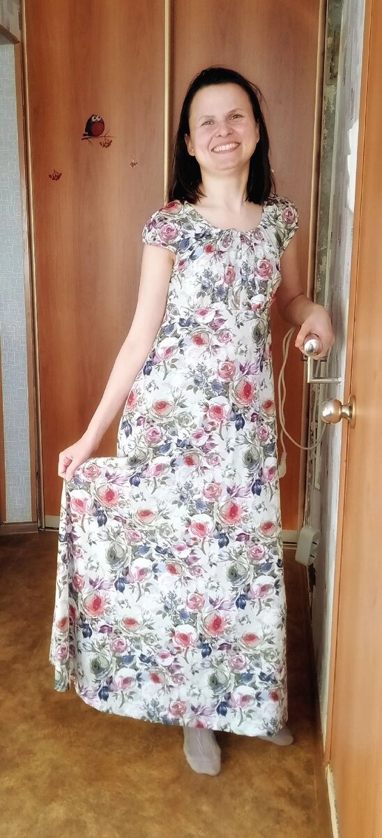 Стою на правой ноге и держусь за поручень