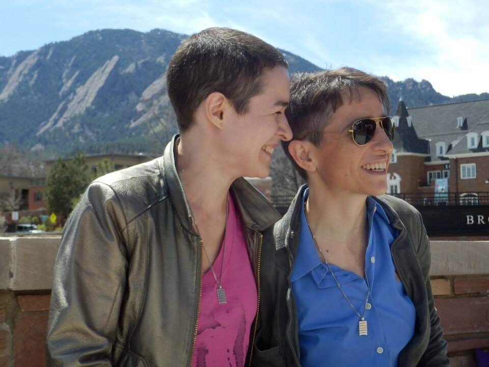 Маша Гессен (справа) со своей женой Светой. Фото forumdaily.com