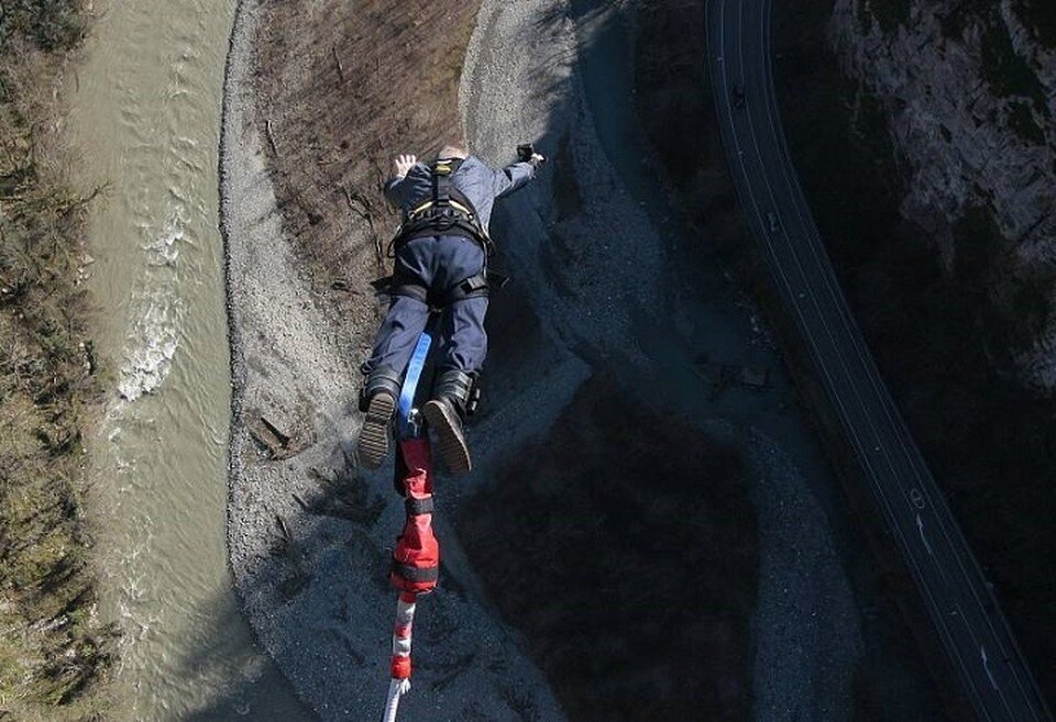     Борис Михайлович не боится летать вниз головой. Фото: "Скейтпарк" в Сочи